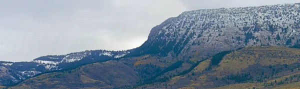 在阴暗的天空下 一幅幅白雪覆盖的群山的全景 — 图库照片