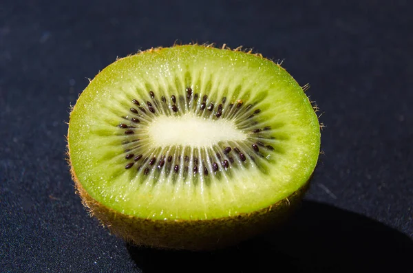 Eine Nahaufnahme Einer Geschnittenen Kiwi Isoliert Auf Schwarzem Hintergrund — Stockfoto