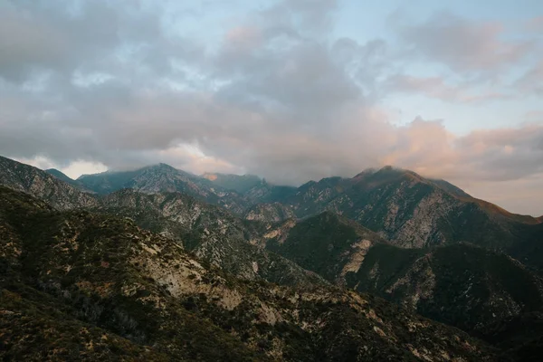 Una Hermosa Toma Nubes Sobre Verdes Montañas Cubiertas Bosque Nacional — Foto de Stock