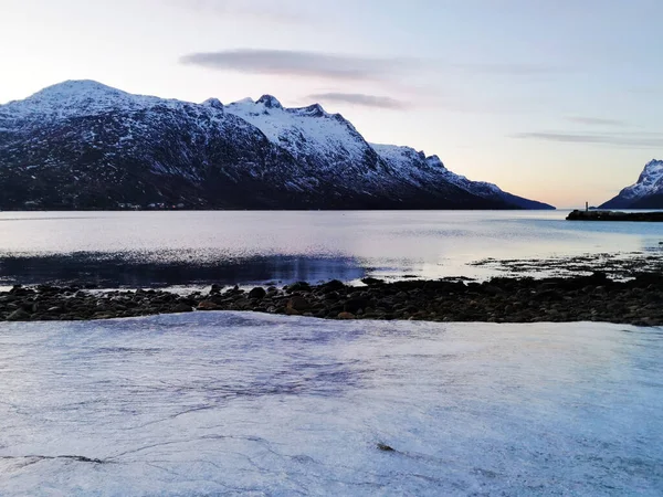 Uma Vista Panorâmica Lago Calmo Fiorde Ersfjordbotn Noruega — Fotografia de Stock