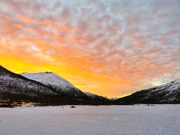 Naturskön Utsikt Över Den Frusna Sjön Kattfjordvatnet Kvaloya Norge — Stockfoto