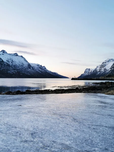 Een Schilderachtig Uitzicht Een Rustig Fjord Meer Ersfjordbotn Noorwegen — Stockfoto