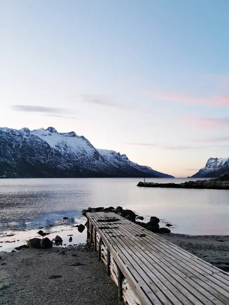 Uitzicht Een Houten Loopbrug Fjord Baai Van Ersfjord Noorwegen — Stockfoto