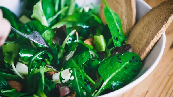 Een Kom Verse Spinazie Salade Met Zwarte Sesamzaad — Stockfoto