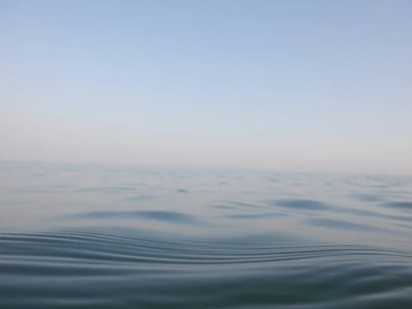Denizin Suyu Sabah Gökyüzü Ile Birleşiyor — Stok fotoğraf