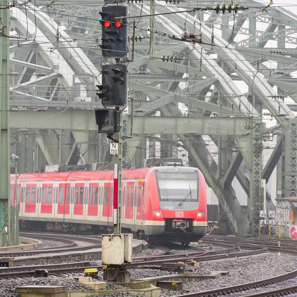 科洛涅 2021年1月9日 在科隆主火车站附近有钢结构的列车 — 图库照片