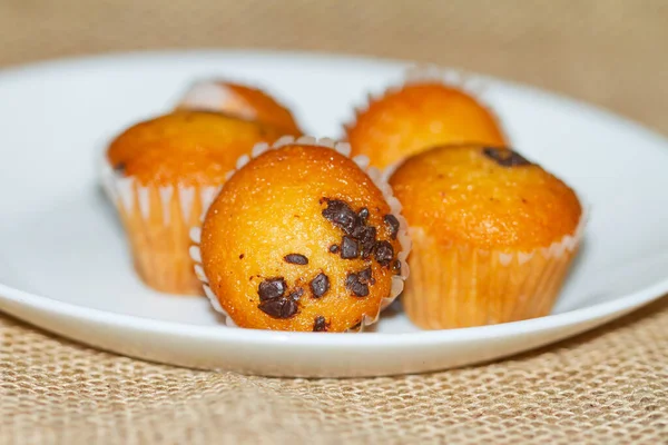 Överblick Över Små Muffins Med Choklad Den Vita Plattan — Stockfoto