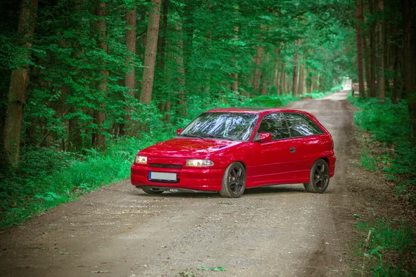 Szelektív Fókuszfelvétel Egy Piros Autóról Vidéki Úton — Stock Fotó