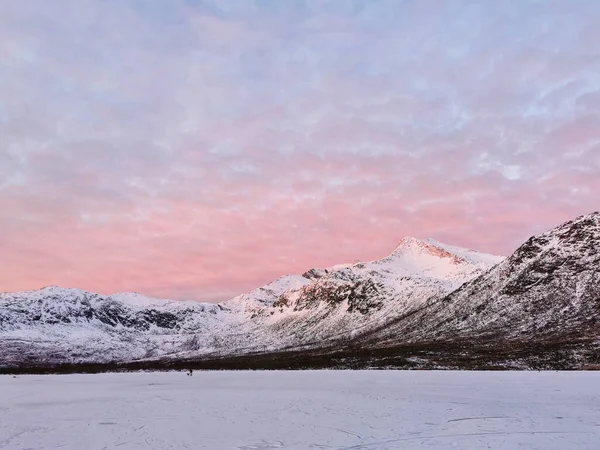 Una Vista Panorámica Del Atardecer Del Lago Congelado Kattfjordvatnet Isla — Foto de Stock
