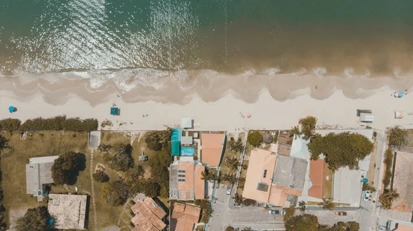 Zdjęcie Lotnicze Budynków Fal Rozbryzgujących Się Rozbitych Piaszczystej Plaży Strefie — Zdjęcie stockowe