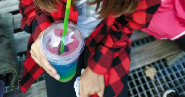 Plan Angle Élevé Une Jeune Fille Tenant Une Tasse Une — Photo