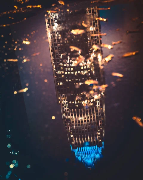 Вертикальний Знімок Сучасного Багатоповерхового Будівельного Відображення Водяній Калюжі — стокове фото