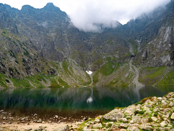 Úchvatný Výhled Jezero Obklopeno Skalnatými Horami Mlhavého Rána — Stock fotografie