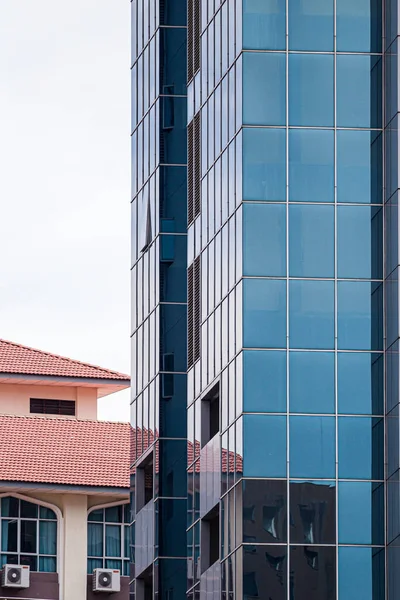 Plano Vertical Edificio Acristalado Que Refleja Edificio Vecino —  Fotos de Stock