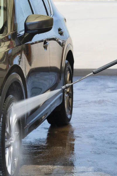 高圧水の流れのスプレー車を洗うの垂直ショット — ストック写真