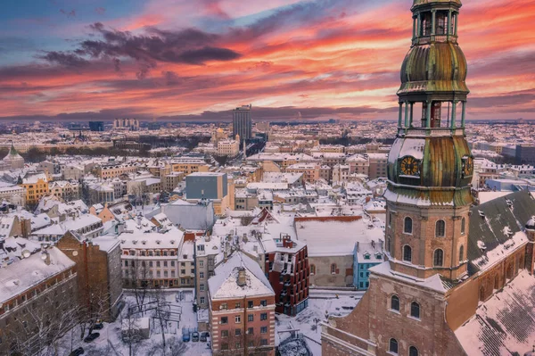 Una Toma Aérea Hermoso Atardecer Sobre Ciudad Riga Cubierta Nieve — Foto de Stock