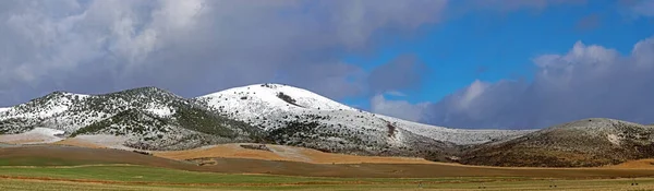 Plano Panorámico Montañas Cubiertas Nieve Durante Día Bajo Cielo Sombrío —  Fotos de Stock