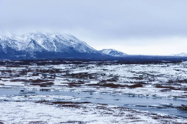 冰岛美丽的自然景观 一条被河流 岩石和山脉环绕的道路 在春天一场暴风雪之后 在一个火山地区 — 图库照片