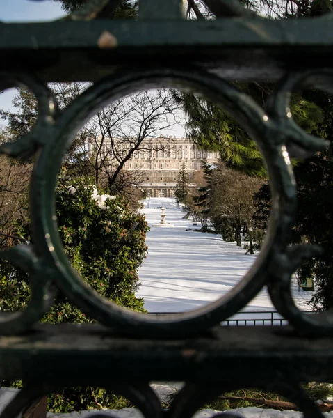 스페인의 마드리드에 왕궁에서 선택적으로 사격을 사바티니 정원에서 바라본 — 스톡 사진