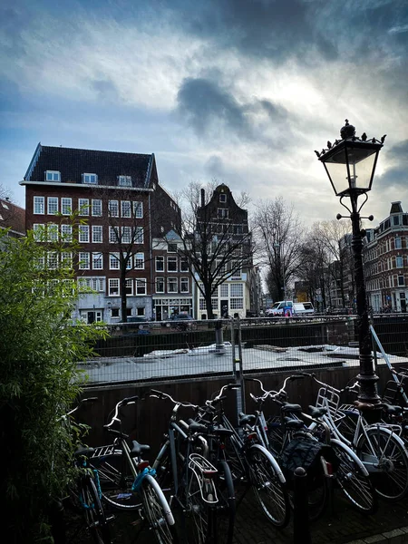 Vertikální Záběr Kola Budovy Amsterdamu — Stock fotografie