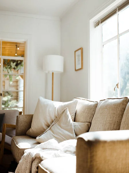 Close Vertical Sofá Confortável Uma Casa Projetada Cores Brancas Design — Fotografia de Stock