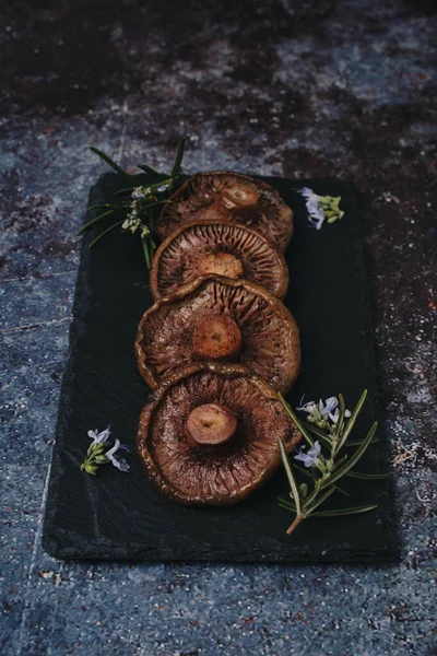 Pionowy Strzał Suszonego Grzyba Shiitake Czarnej Granitowej Desce — Zdjęcie stockowe