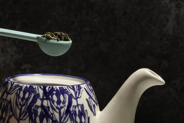 Közelkép Egy Műanyag Kanál Tea Kék Kerámia Edény Előkészítése Egy — Stock Fotó