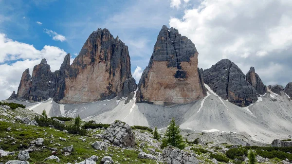 Prachtige Bergtop Met Wat Sneeuw Onder Wolken — Stockfoto