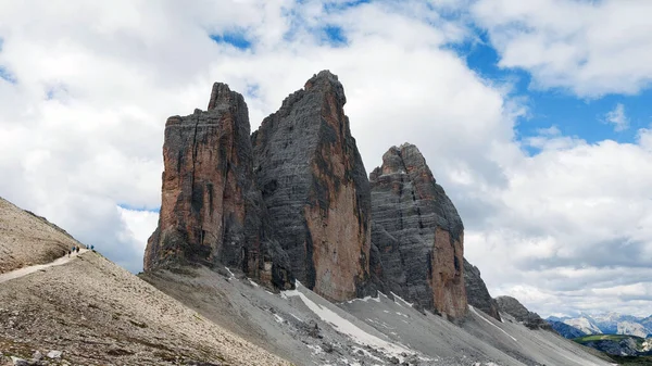 Prachtige Bergtop Met Wat Sneeuw Onder Wolken — Stockfoto