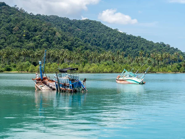 Uma Vista Deslumbrante Mar Mooredboats Com Vegetação Exuberante Fundo Durante — Fotografia de Stock