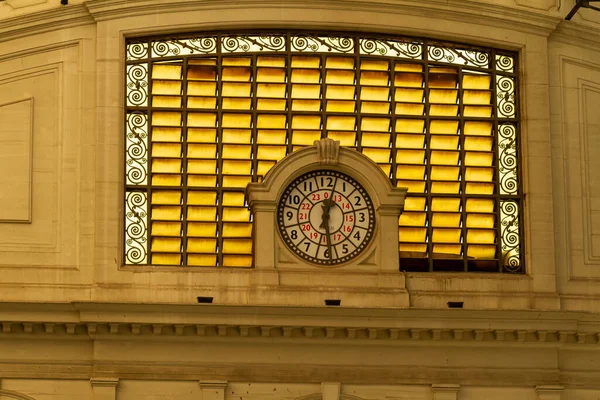Reloj Estación Tren Con Una Ventana Amarilla — Foto de Stock