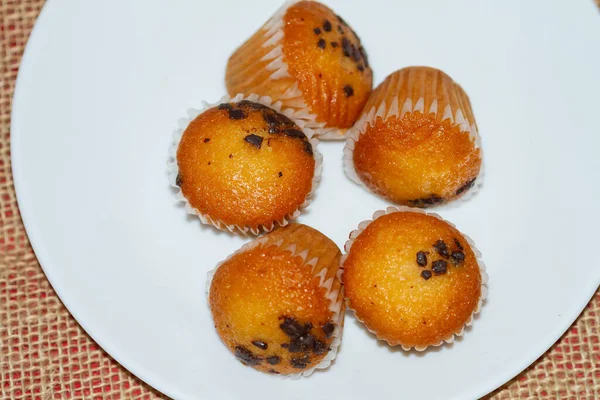 Μια Κορυφαία Άποψη Των Μικρών Muffins Σοκολάτα Στο Λευκό Πιάτο — Φωτογραφία Αρχείου
