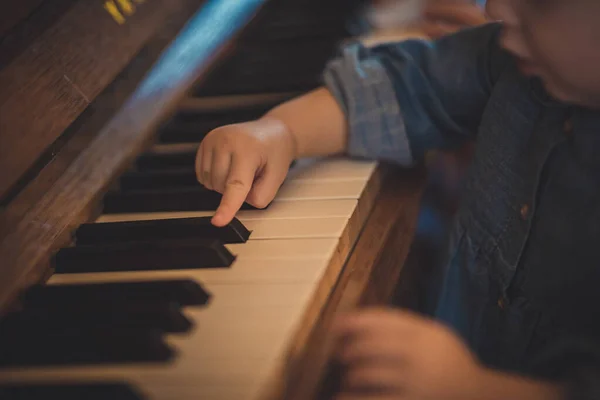 Een Schattig Peuterkind Dat Piano Leert Spelen — Stockfoto