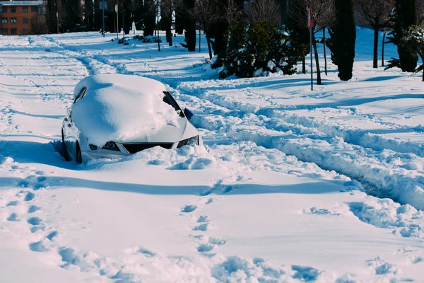 Uitzicht Een Auto Bedekt Met Witte Sneeuw Tijdens Een Winterstorm — Stockfoto