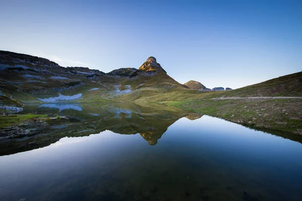 Avusturya Nın Salzkammergut Bölgesindeki Kaybeden Dağının Hemen Aşağısındaki Dağ Gölü — Stok fotoğraf