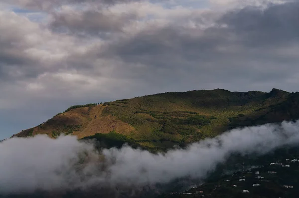 Ein Schöner Blick Auf Den Wolkenverhangenen Berg — Stockfoto