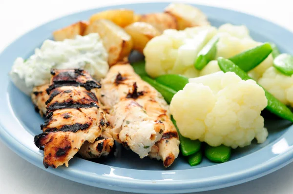 Smakelijke Kip Tenders Souvlaki Gegrild Met Gebraden Aardappelen Verse Groenten — Stockfoto