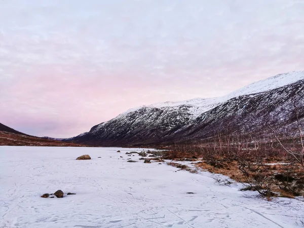 挪威特罗姆瑟岛Kvaloya岛上冻结的Kattfjordvatnet湖的日落美景 — 图库照片