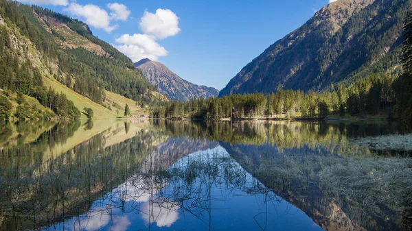 Idylliczne Górskie Jezioro Austriackich Alpach Błękitnym Niebem Położony Soelktal Styrii — Zdjęcie stockowe