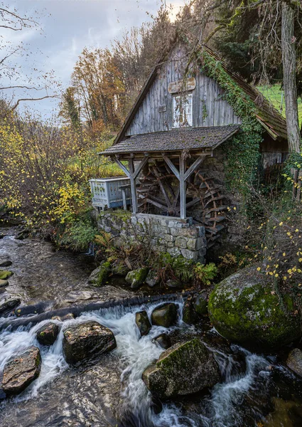 Disparo Vertical Una Cabaña Madera Cerca Río Las Montañas Selva — Foto de Stock