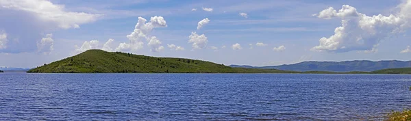 Панорамный Снимок Моря Озера Окруженного Горами Облачным Небом — стоковое фото