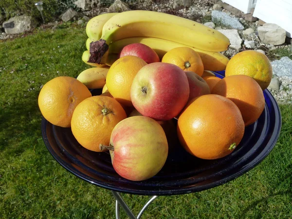 Uno Scatto Selettivo Frutta Fresca Assortita Vassoio Rotondo — Foto Stock