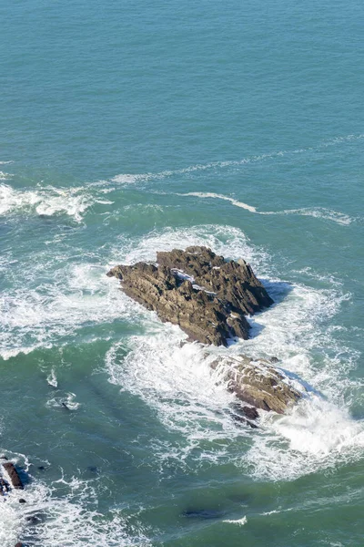 Una Vista Aérea Fuertes Olas Golpeando Una Enorme Isla Rocosa —  Fotos de Stock