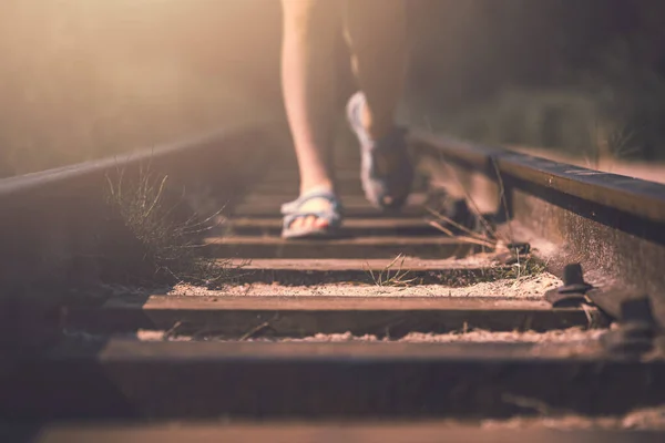 Primer Plano Una Persona Caminando Ferrocarril Día Soleado Nuevas Oportunidades — Foto de Stock