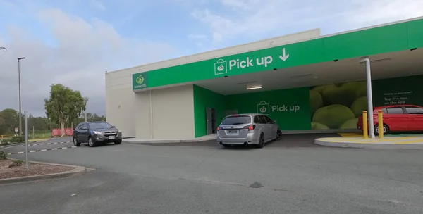 Bribie Island Australia Jan 2021 Cars Lined Woolworths Grocery Store — Stock Photo, Image