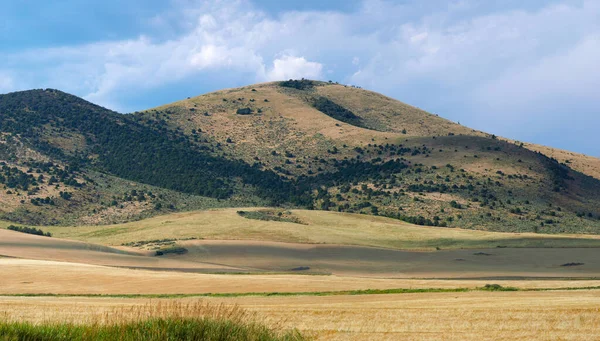Ein Panoramabild Von Landwirtschaftlichen Feldern Umgeben Von Bergen Unter Blauem — Stockfoto