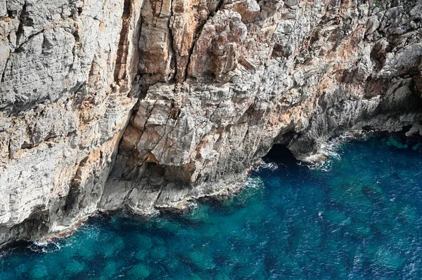 Uma Vista Aérea Penhasco Com Uma Água Azul Turquesa — Fotografia de Stock