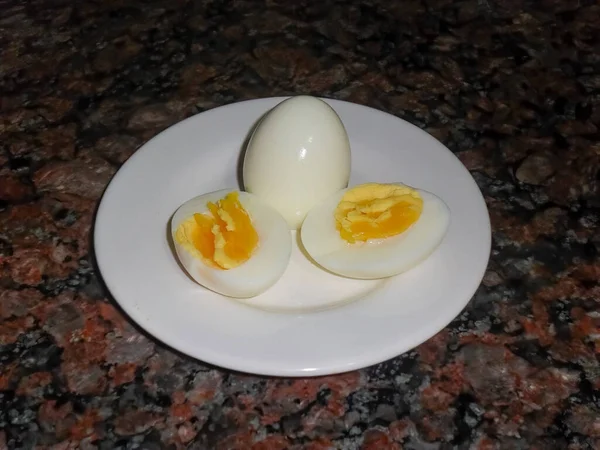 Haşlanmış Yumurtanın Yüksek Açılı Görüntüsü Beyaz Bir Tabakta Biri Yarı — Stok fotoğraf