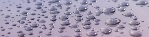 Plano Panorámico Gotas Agua Sobre Fondo Púrpura — Foto de Stock