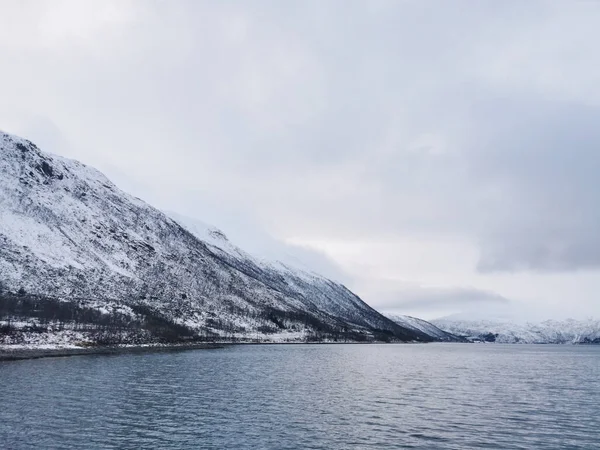 Krajobraz Pięknym Zimowym Jeziorem Wyspy Kvaloya Tromso Norwegia — Zdjęcie stockowe